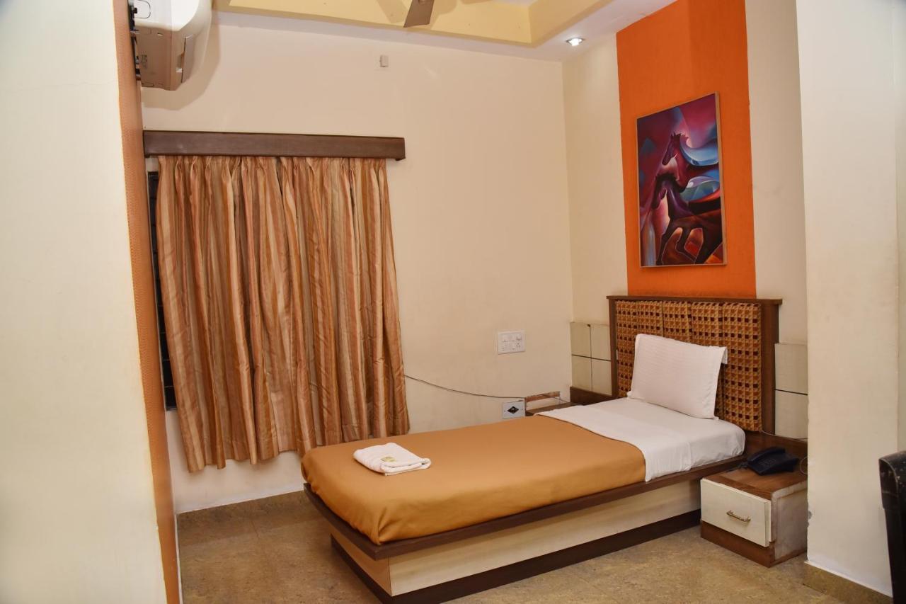 Hotel Ashlesh Manipal Buitenkant foto